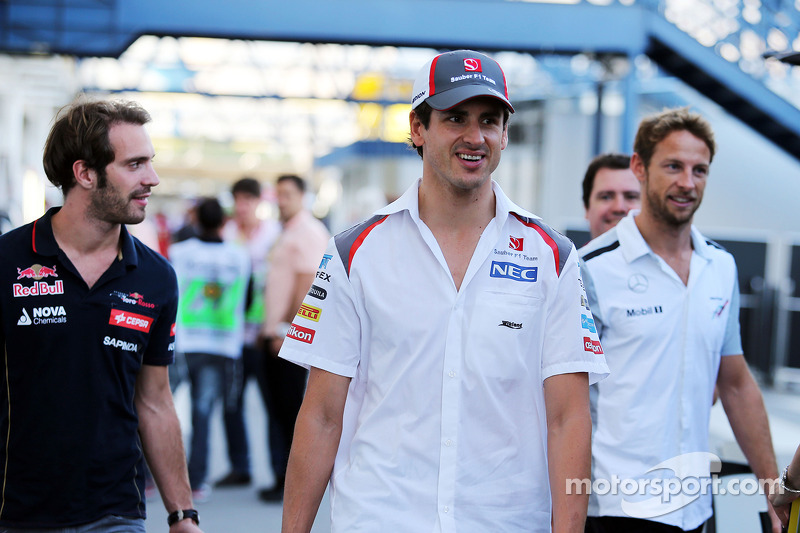 迈凯伦险胜红牛二队,塞恩斯刷新纪录 迈凯伦险胜红牛二队,塞恩斯刷新纪录