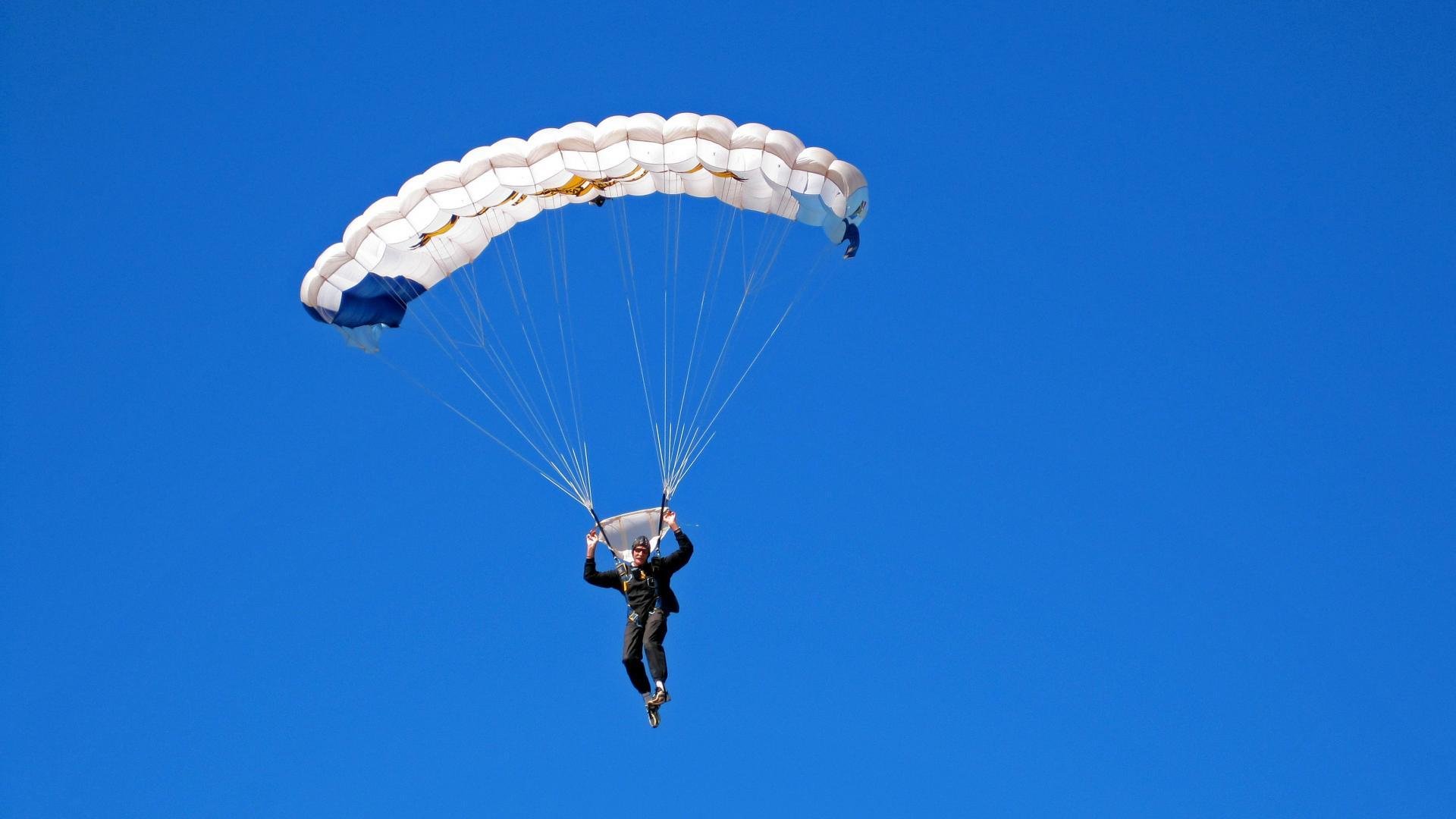 雷速体育直播入口-赛道上的战术压制，从加拿大到智利，阿尔瓦雷斯的F1争冠接管哲学