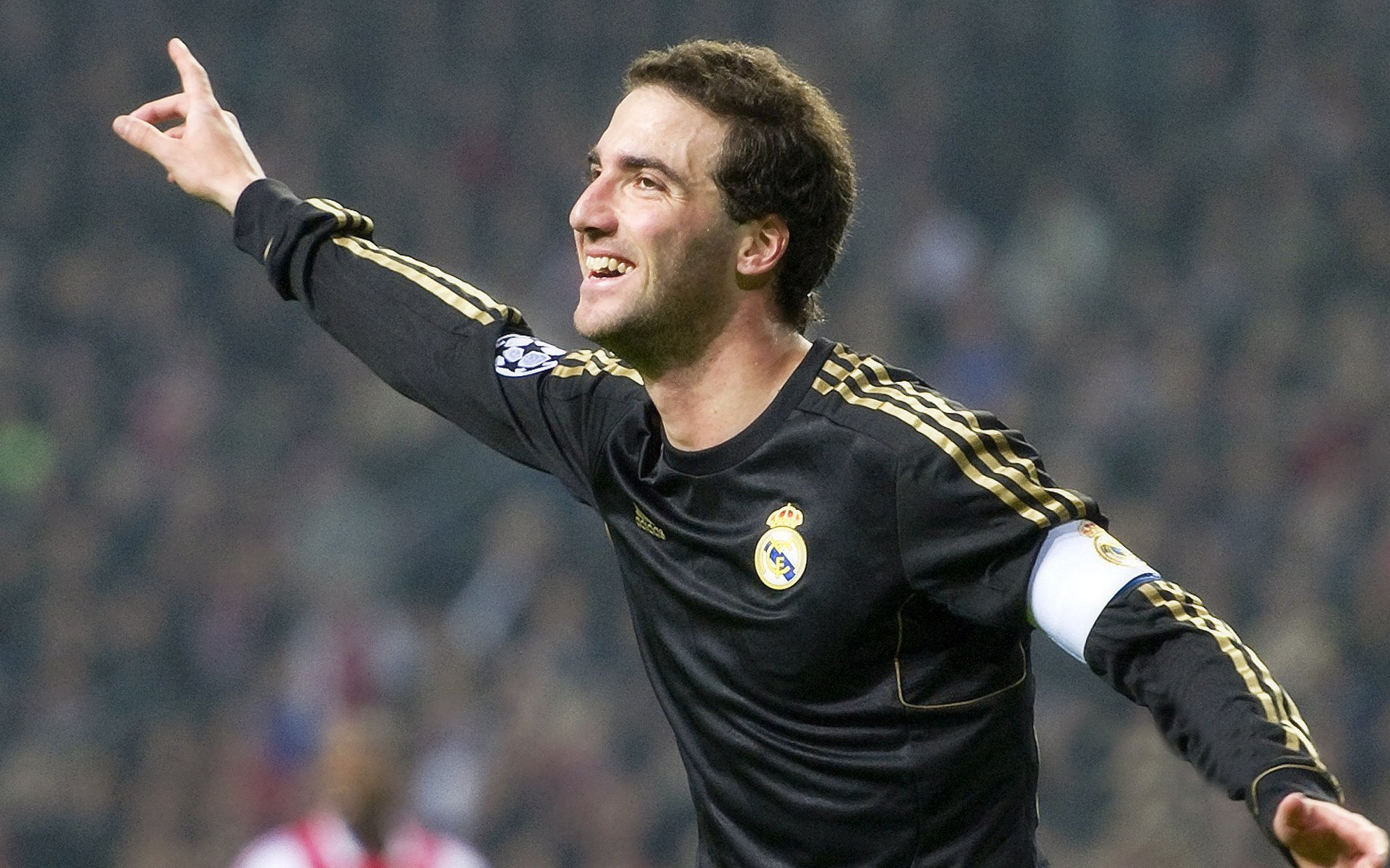 雷速体育直播入口-本泽马全程高能输出，雷恩式风暴冲垮安哥拉防线