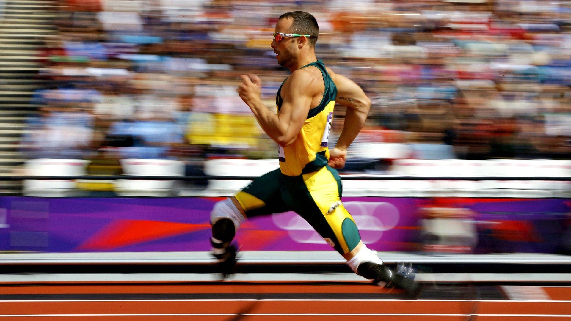 雷速下载-赛道风云，法拉利鏖战红牛，拉塞尔刷新纪录之夜