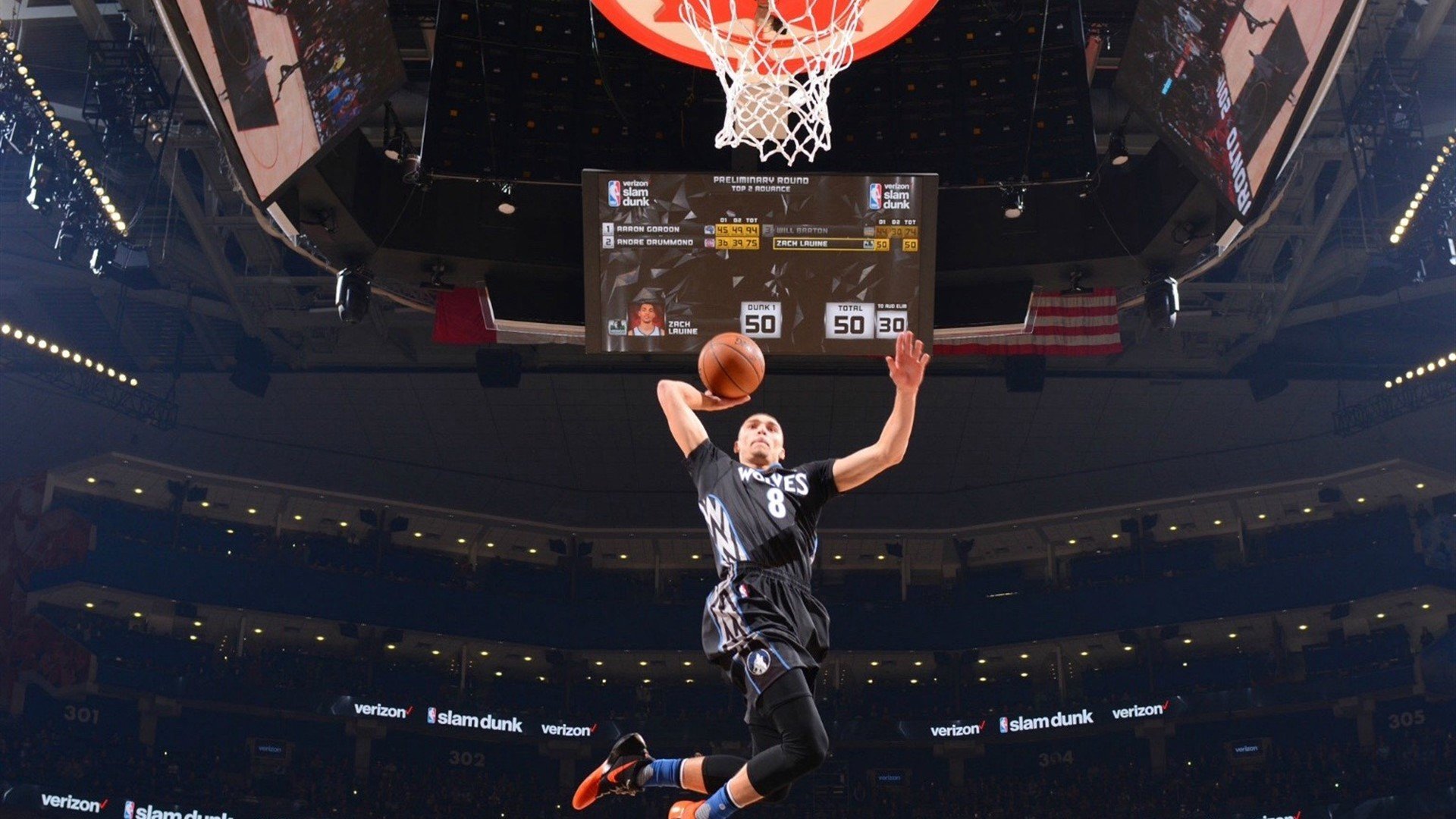 当闪电与火焰交织,克莱·汤普森,那个将NBA季后赛之夜变成永恒独白的男人